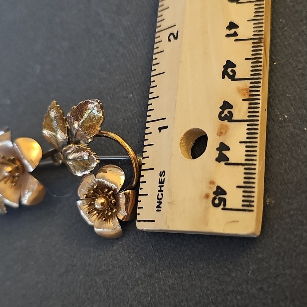 Gold Floral Women Vintage Pin. There Are No Maker Marks - Picture 5 of 7